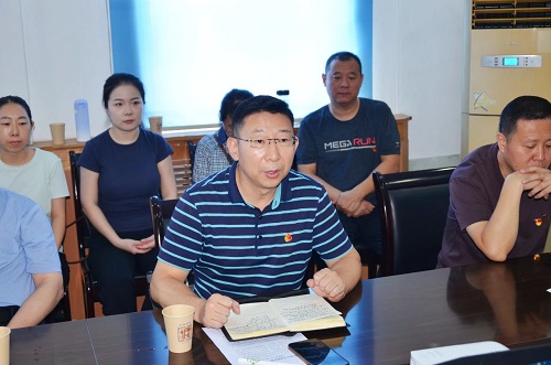 肥城一滕医药与曹庄医院携手开展“全链守护医药同行 党旗辉映颐养无忧”党建活动