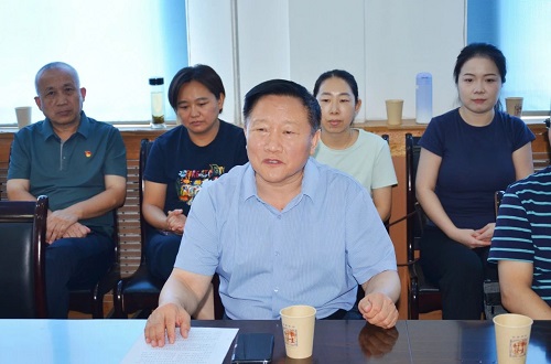 肥城一滕医药与曹庄医院携手开展“全链守护医药同行 党旗辉映颐养无忧”党建活动