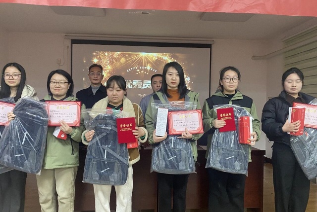 【精诚团结 共克时艰 破局突围】宁阳一滕医药有限公司召开2025年度总结表彰大会