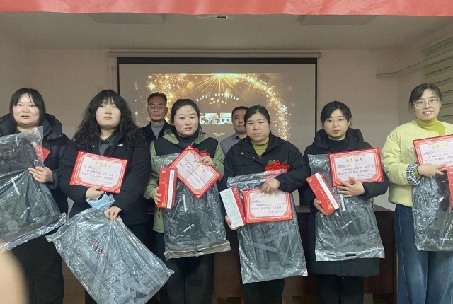 【精诚团结 共克时艰 破局突围】宁阳一滕医药有限公司召开2025年度总结表彰大会