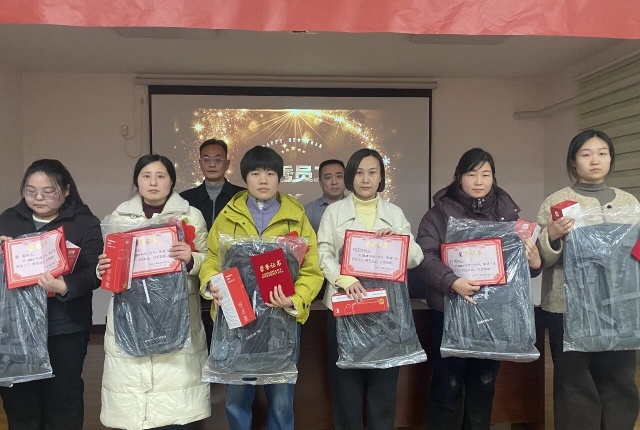 【精诚团结 共克时艰 破局突围】宁阳一滕医药有限公司召开2025年度总结表彰大会