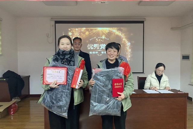 【精诚团结 共克时艰 破局突围】宁阳一滕医药有限公司召开2025年度总结表彰大会