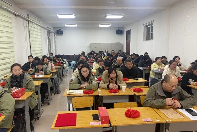 【精诚团结 共克时艰 破局突围】宁阳一滕医药有限公司召开2025年度总结表彰大会