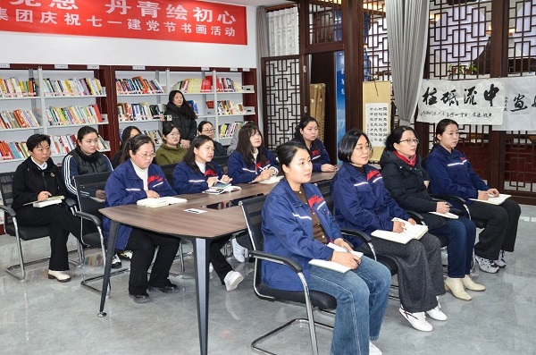 集团举办庆‘三八’“成长的心法——以心觉醒，以爱养育” 心理讲座