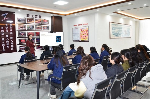 集团举办庆‘三八’“成长的心法——以心觉醒，以爱养育” 心理讲座